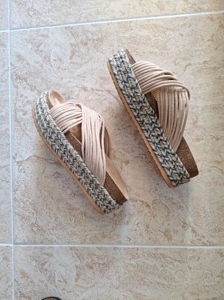Sandalias de plataforma beige.
