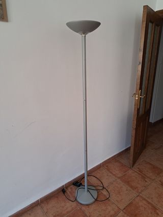 Lámpara de pie gris metalica