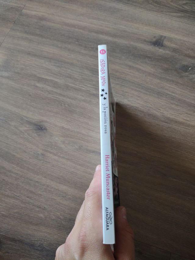 Isadora Moon 11 - Isadora Moon y la poción rosa: ¡Un libro mágico con purpurina en la cubierta!