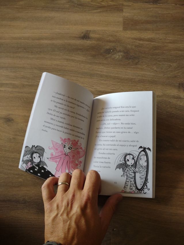 Isadora Moon 11 - Isadora Moon y la poción rosa: ¡Un libro mágico con purpurina en la cubierta!