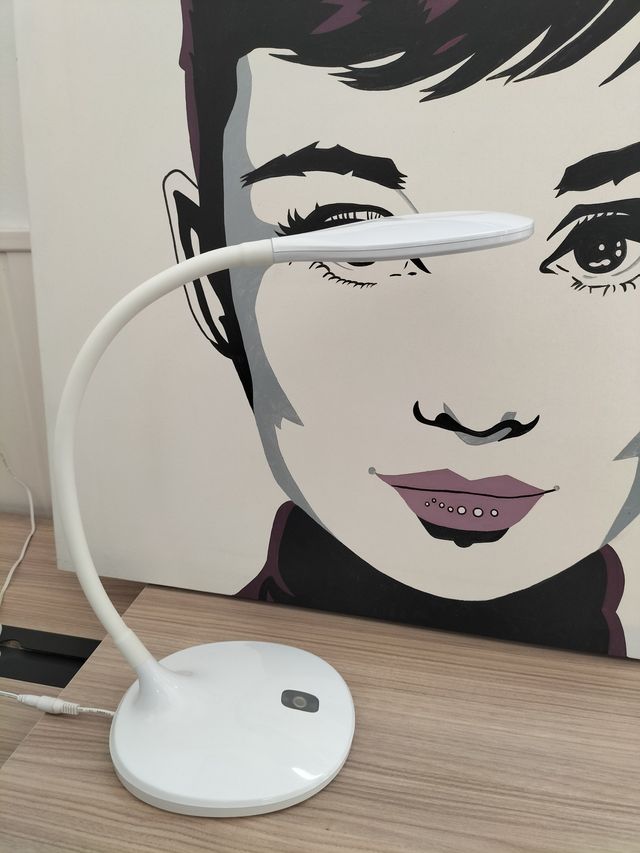 Lámpara escritorio LED blanca
