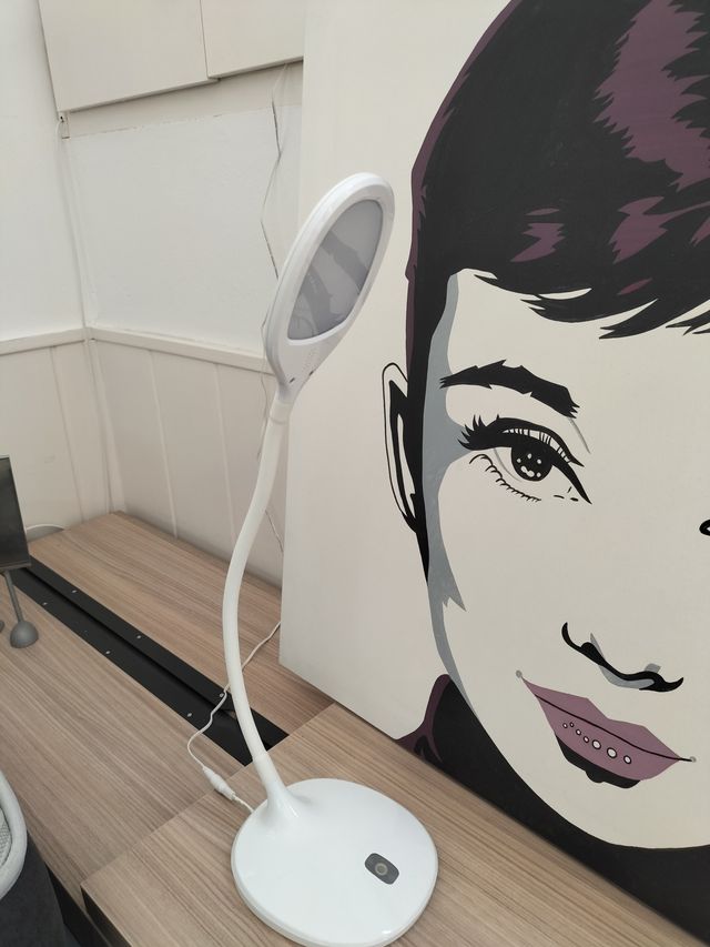 Lámpara escritorio LED blanca