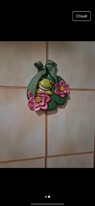 Formella rana e fiori