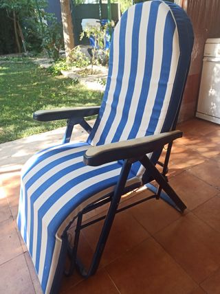 Silla de playa azul y blanca