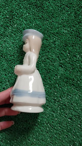 Figura porcelana niña acordeón