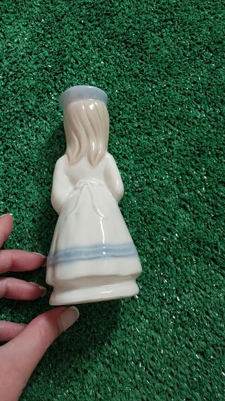 Figura porcelana niña acordeón