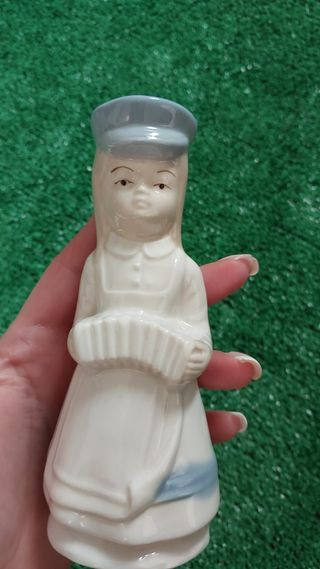 Figura porcelana niña acordeón