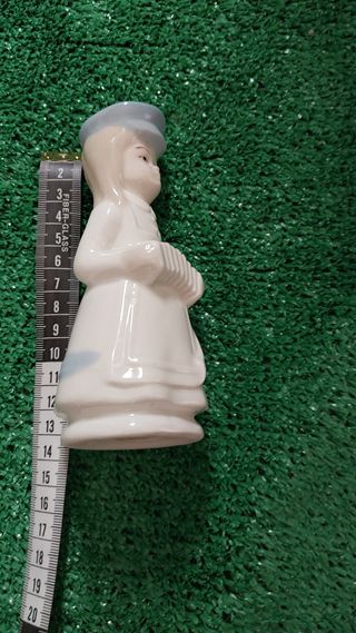 Figura porcelana niña acordeón