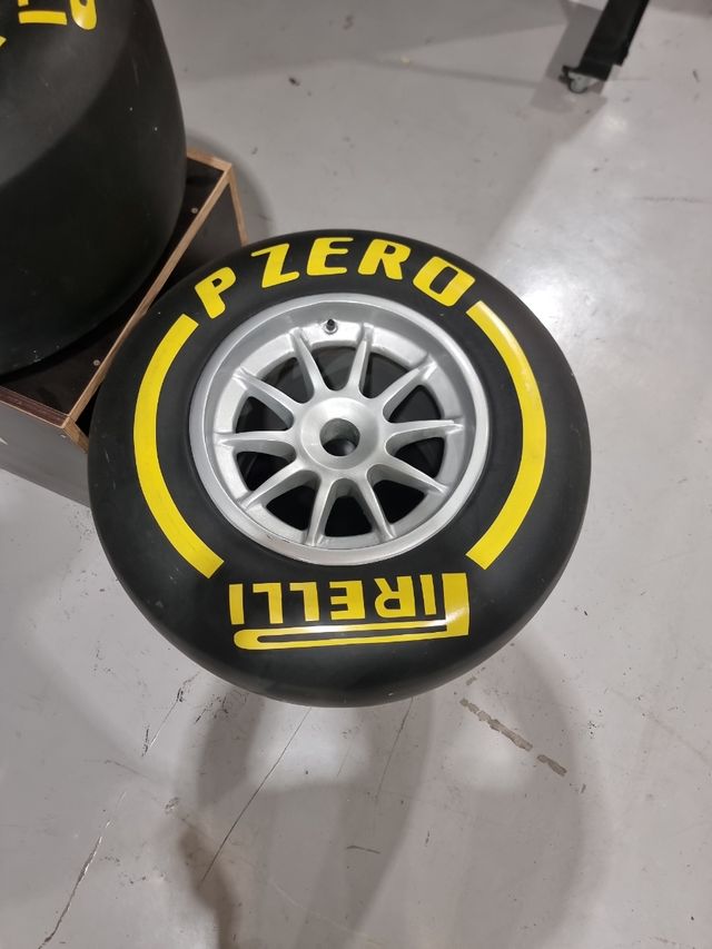 1 Rueda F1 Pirelli P Zero Decorativas