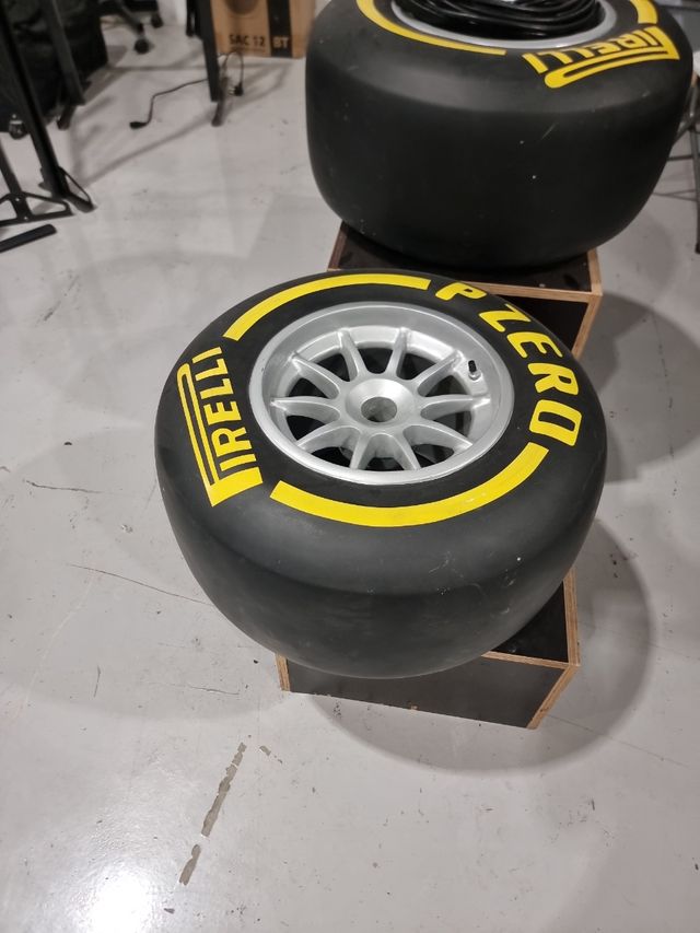 1 Rueda F1 Pirelli P Zero Decorativas