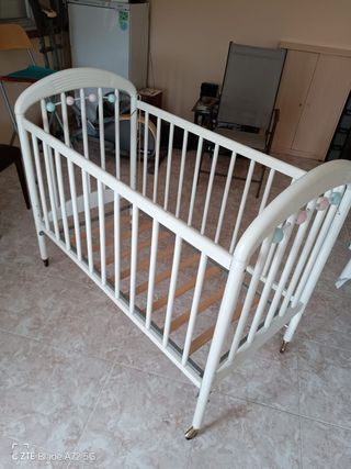 Cuna bebé blanca con ruedas