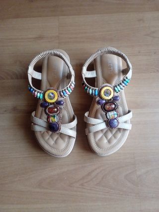 Sandalias IKETU beige multicolor.