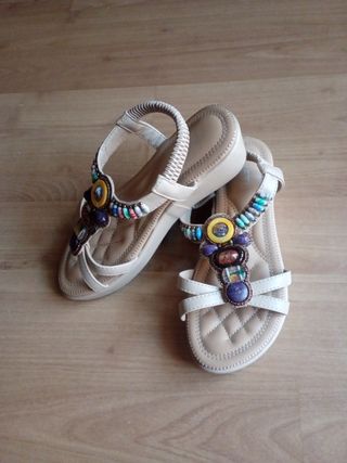 Sandalias IKETU beige multicolor.