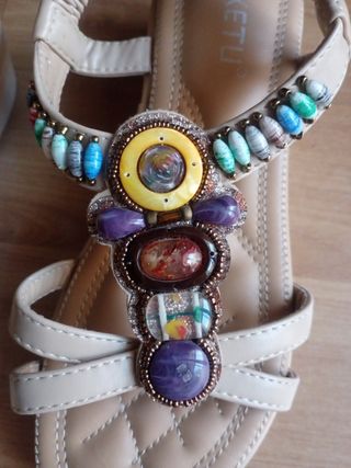 Sandalias IKETU beige multicolor.