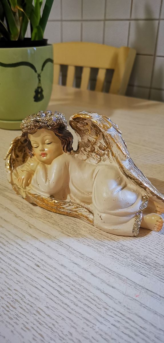 Angelo dormiente in resina