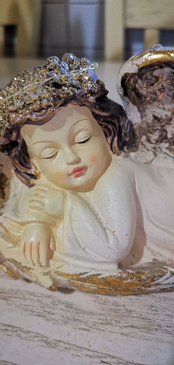 Angelo dormiente in resina