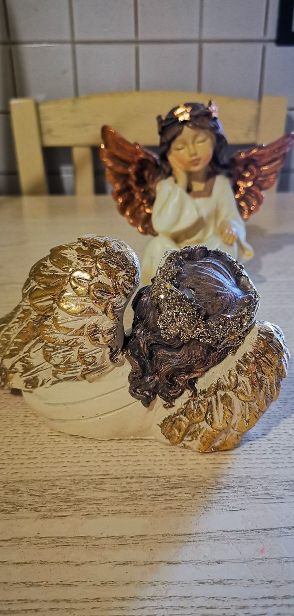 Angelo dormiente in resina