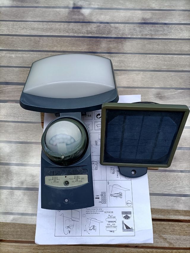 Foco solar con detector de movimiento