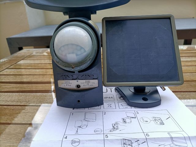 Foco solar con detector de movimiento