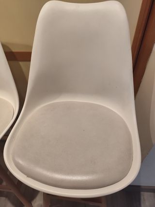 4 Taburetes nórdicos blancos