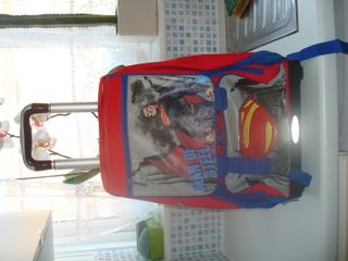 Muchas maletas/mochilas infantiles y de adulto