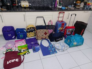 Muchas maletas/mochilas infantiles y de adulto