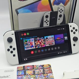 Nintendo Switch OLED bianca e nera + gioco