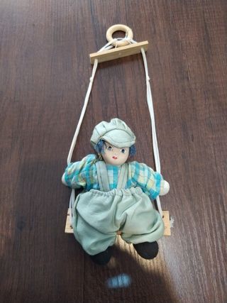 Muñeca porcelana vintage columpio 12cm.