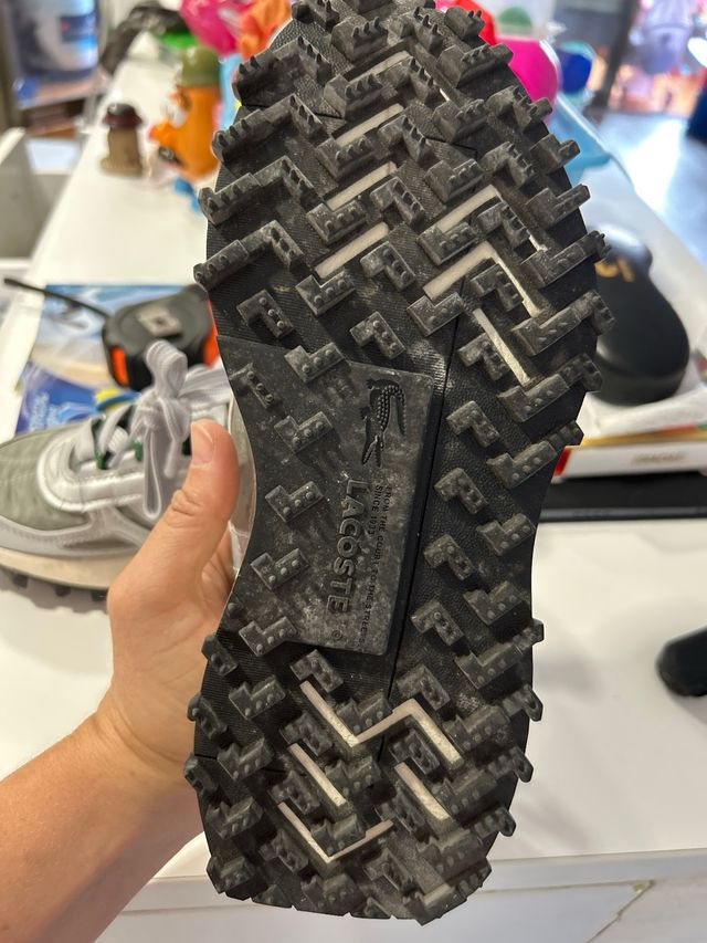 Zapatillas Lacoste grises y plateadas