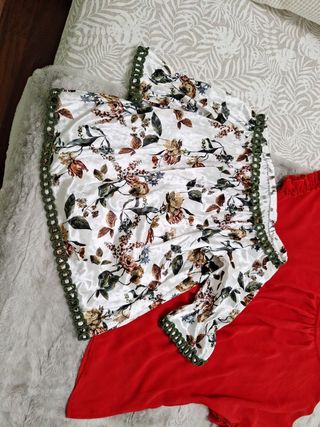 2 blusas: roja y blanca estampada