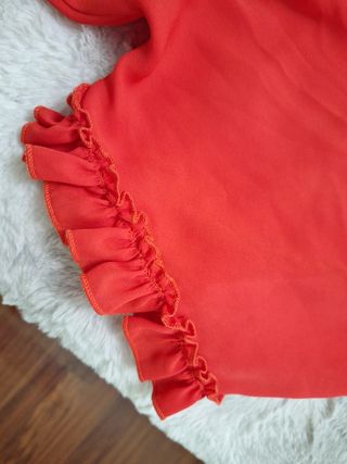 2 blusas: roja y blanca estampada