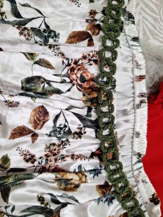 2 blusas: roja y blanca estampada