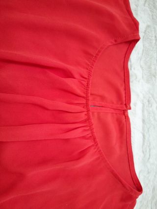 2 blusas: roja y blanca estampada