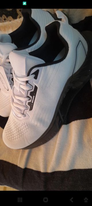 Sneakers sportive bianche e nere n.42