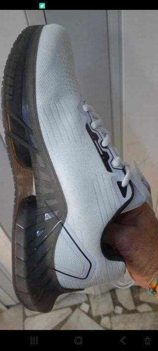 Sneakers sportive bianche e nere n.42