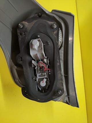 PILOTO TRASERO DERECHO TOYOTA COROLLA VERSO