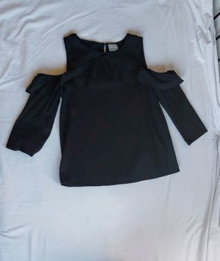 Blusa negra hombros descubiertos