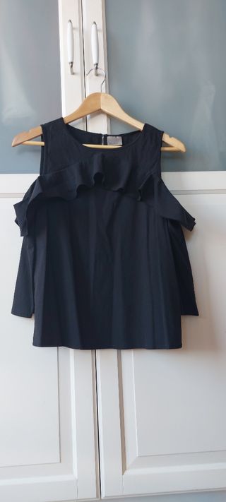 Blusa negra hombros descubiertos