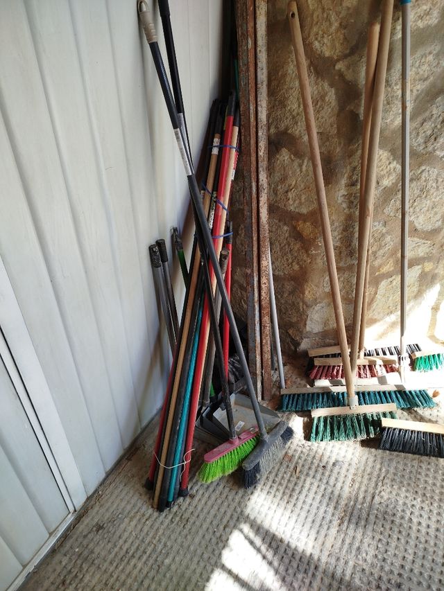 Escobas Obras - Mangos Madera