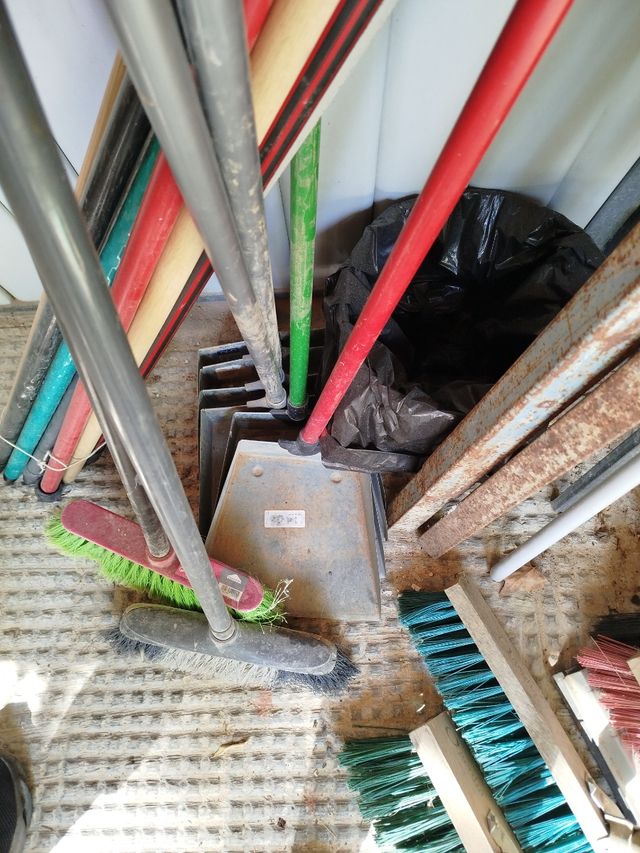 Escobas Obras - Mangos Madera