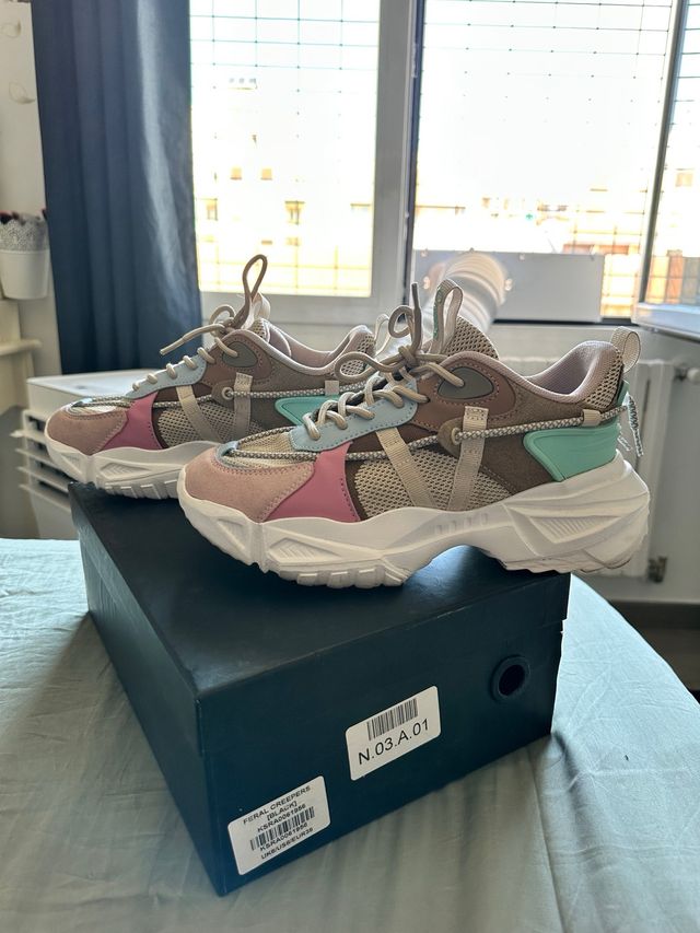 Zapatillas deportivas beige y rosa