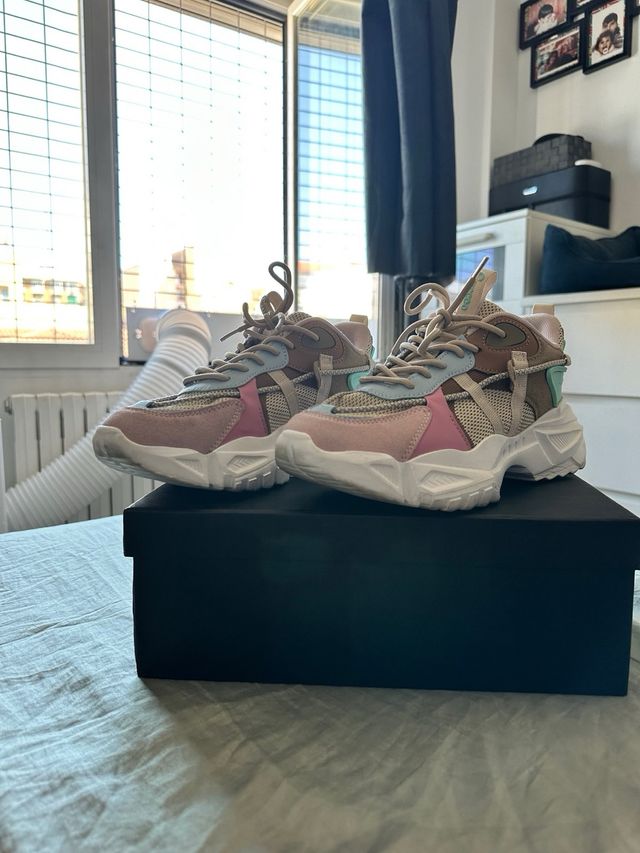 Zapatillas deportivas beige y rosa
