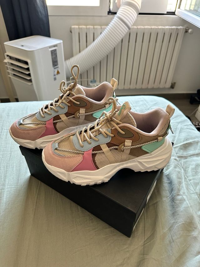 Zapatillas deportivas beige y rosa
