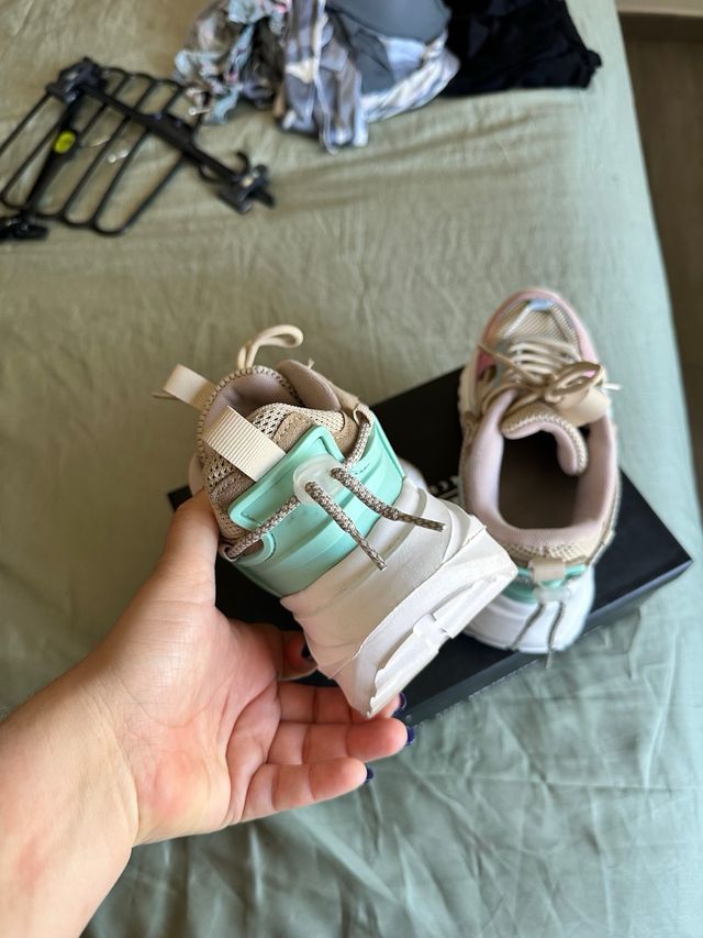 Zapatillas deportivas beige y rosa