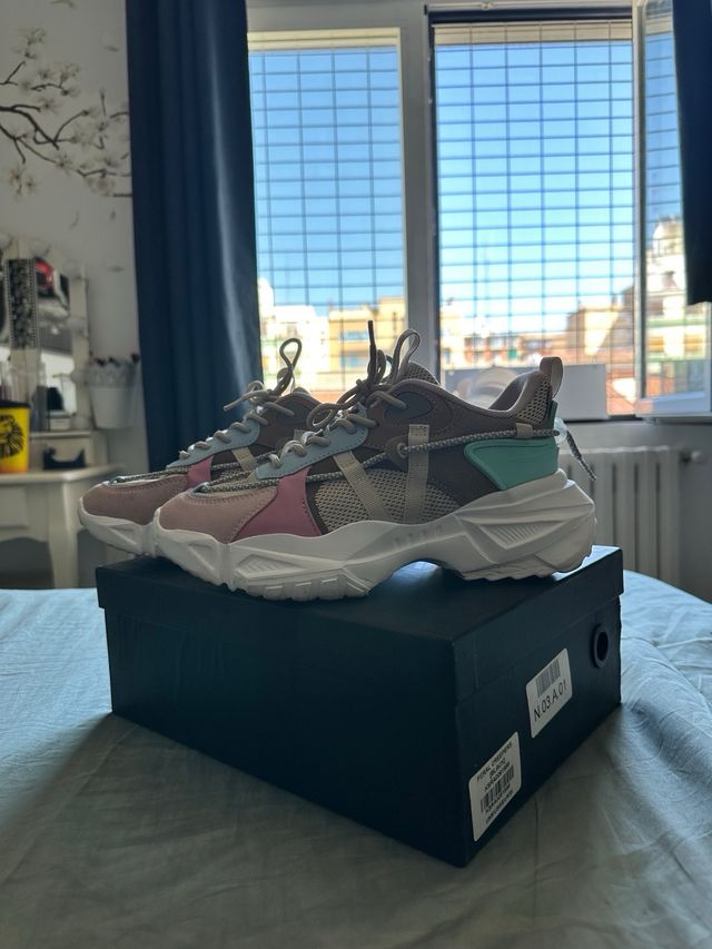 Zapatillas deportivas beige y rosa