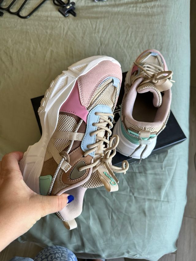 Zapatillas deportivas beige y rosa