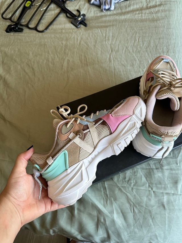 Zapatillas deportivas beige y rosa