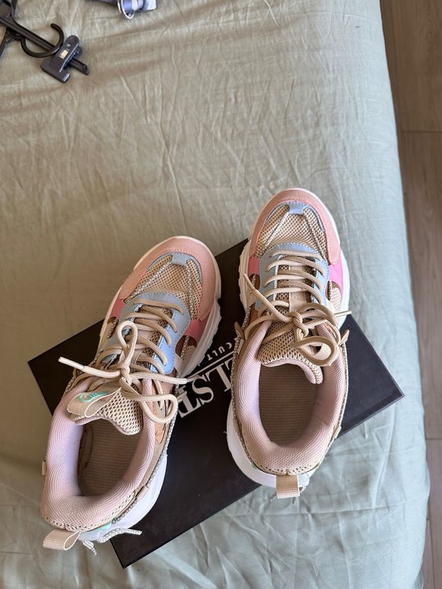Zapatillas deportivas beige y rosa