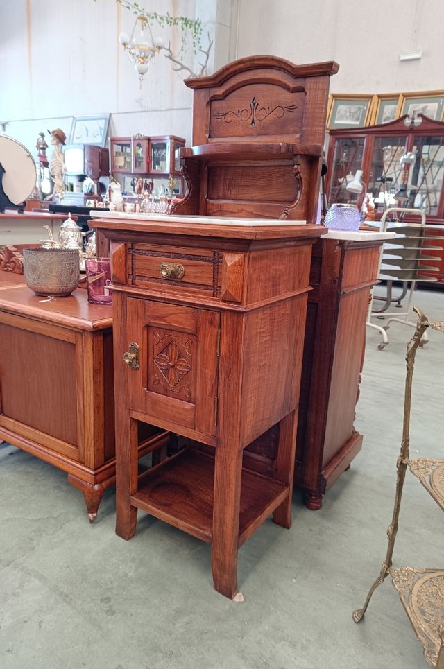 Mesilla de noche antigua