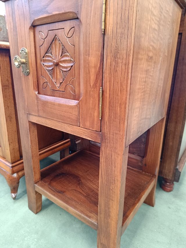 Mesilla de noche antigua